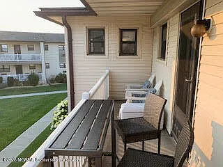 2 bed, 1.5 bath, 1036 sqft, $2,350 — Photo 2