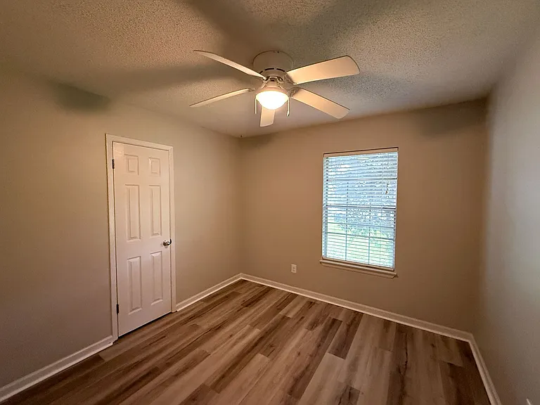 5240 Catalina St — Photo 13