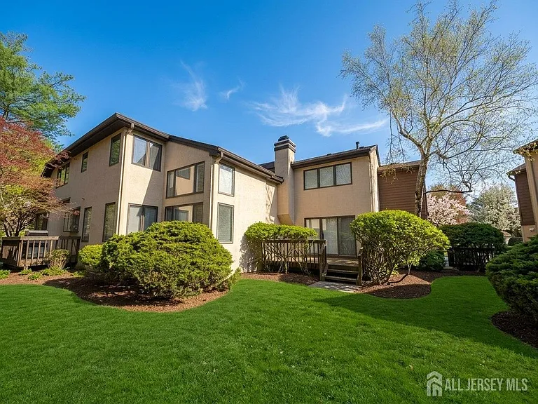 537 Sayre Dr — Photo 2