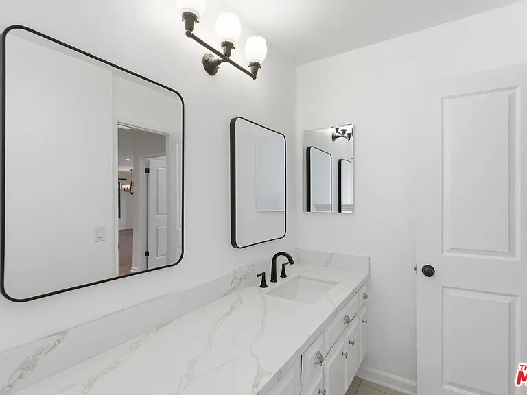13025 W Moorpark St #101 — Photo 21