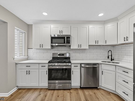 5th image of 32 Woods Edge Dr