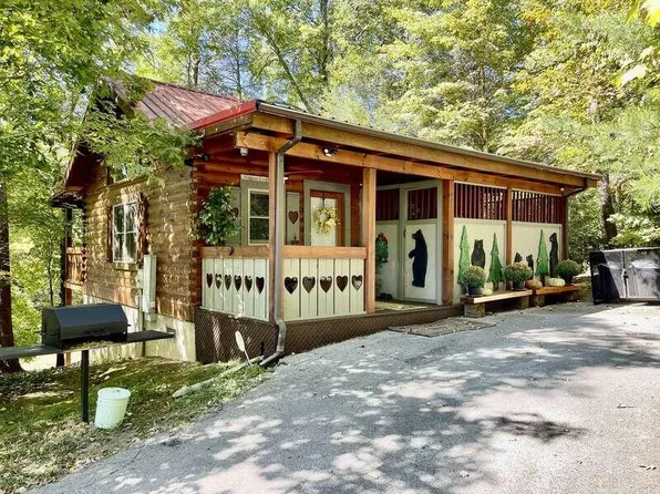 2830 Laughing Pine Ln, Sevierville, TN 37862