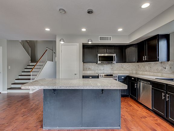 3rd image of 5943 W Mercury Way