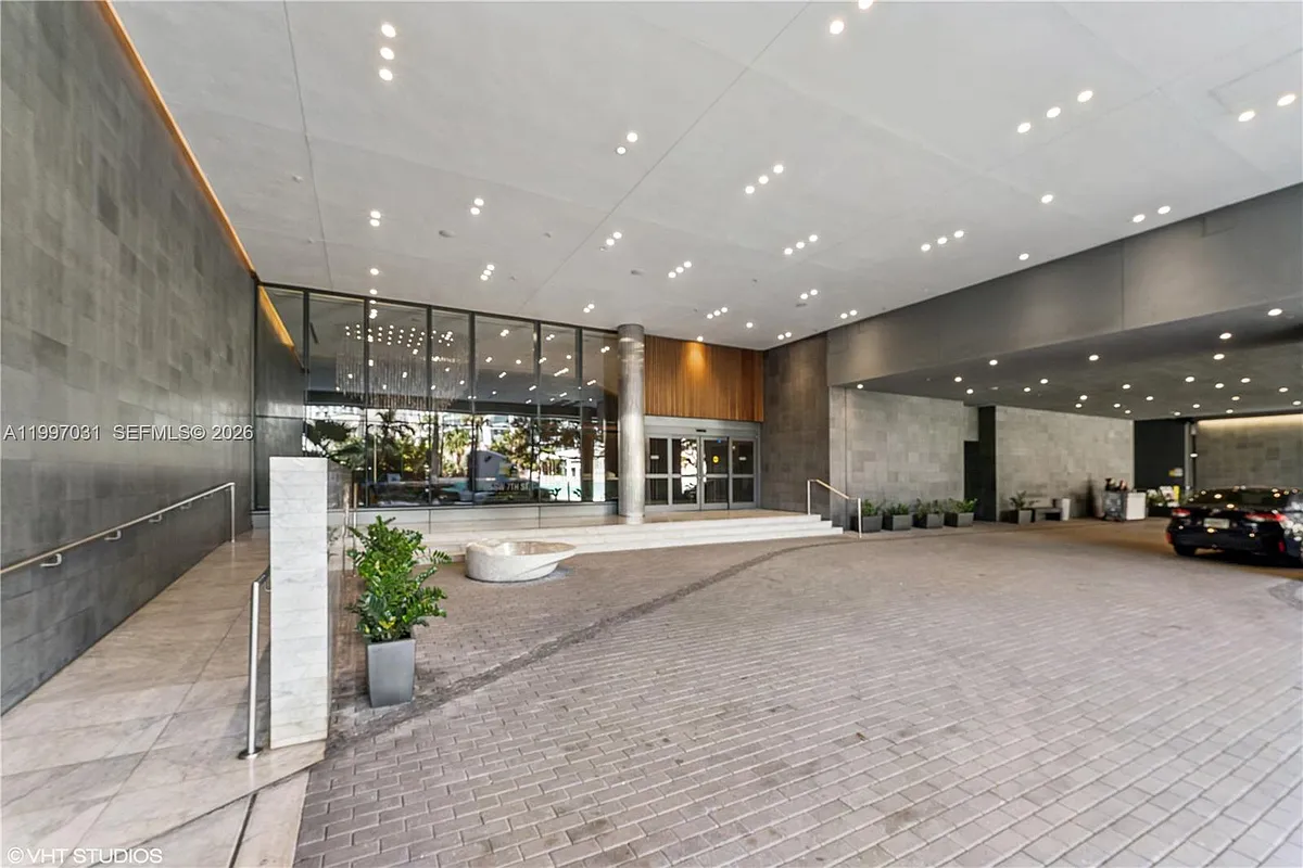 Building Photo - 88 SW 7th St #1804