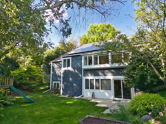 3rd image of 932 Tamarack Way