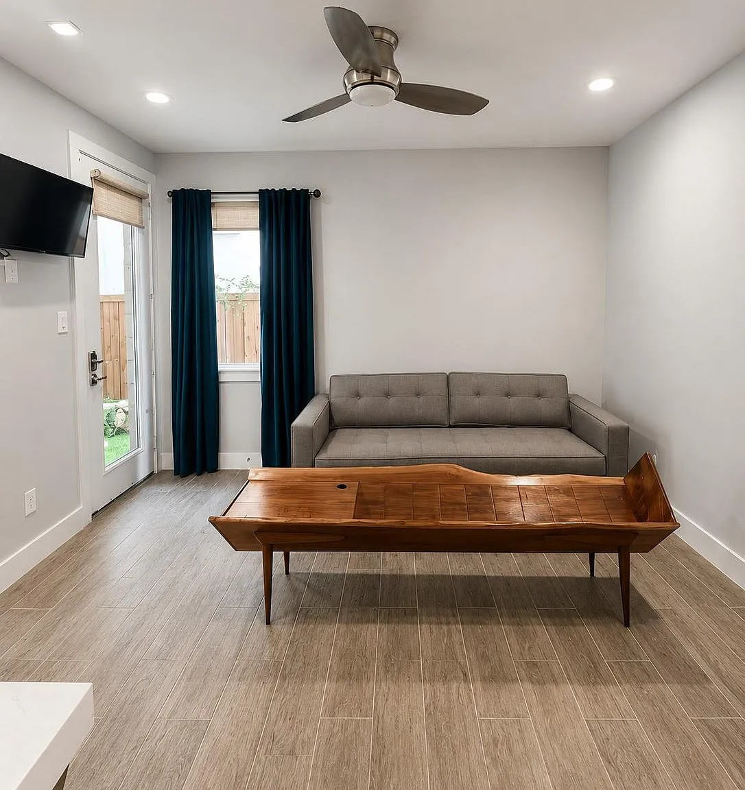 3 bed, 5.0 bath, 3857 sqft, $9,875 — Photo 3