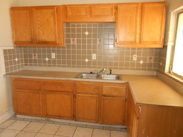 2nd image of 1917 Gifford St