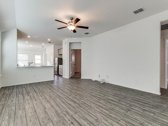 2nd image of 2907 Meadowlands Dr