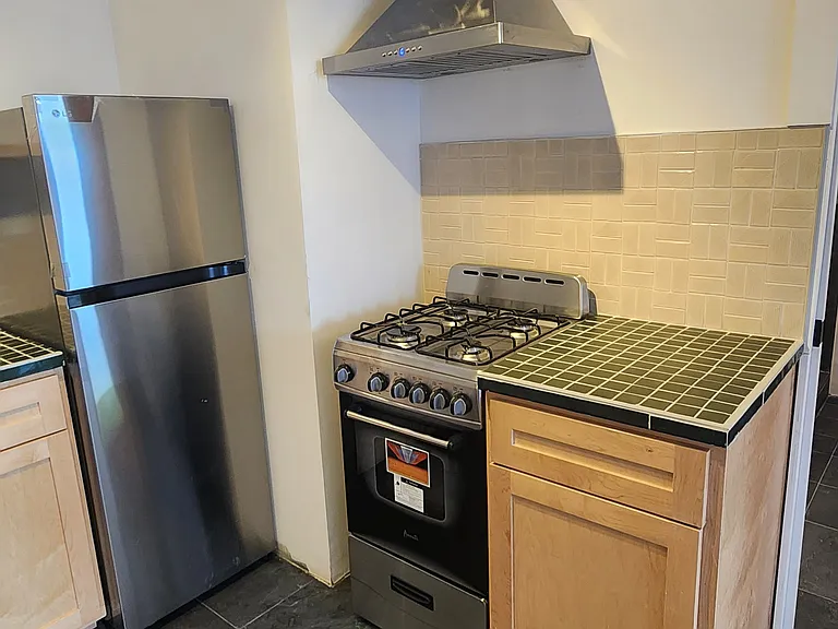 725-727 Warren St #3 — Photo 7