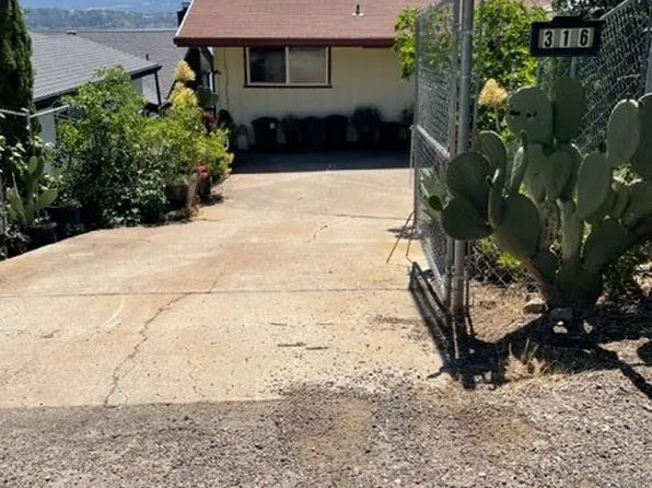 316 Lakeview Ct, Clearlake Oaks, CA 95423