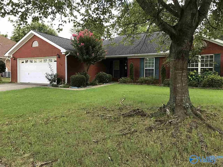 110 Bridgeway Ln — Photo 2