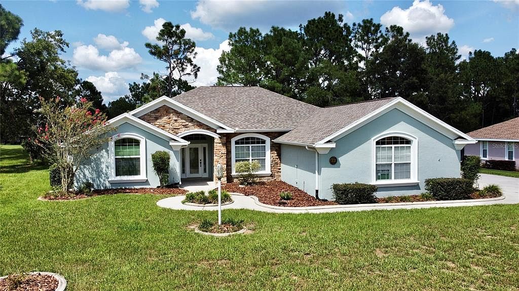 22 Lake Diamond Blvd