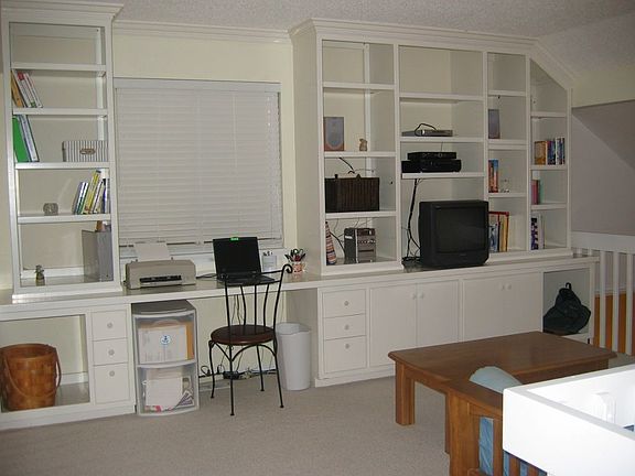 Upstair loft with builtins