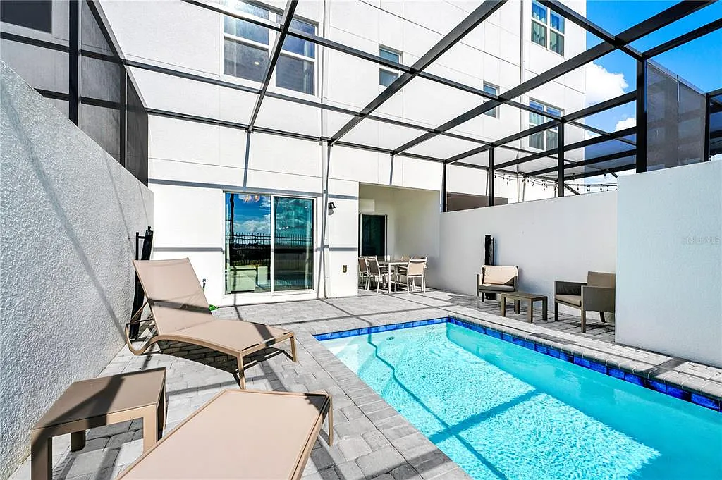 6 bed, 5.0 bath, 2801 sqft, $3,500 — Photo 2