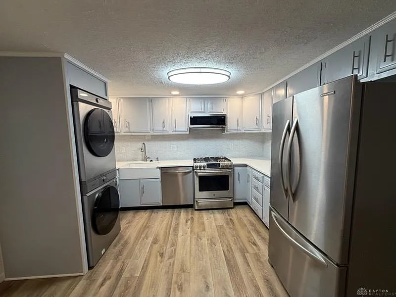 3 bed, 1.0 bath, 1026 sqft, $1,700 — Photo 3