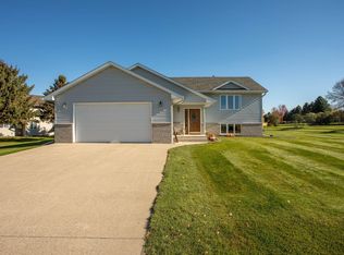 13 Riverside Rd, Morris, MN 56267