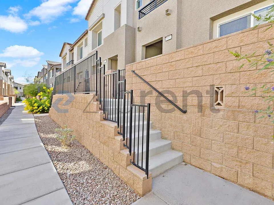1526 Eva Crossing Pl
