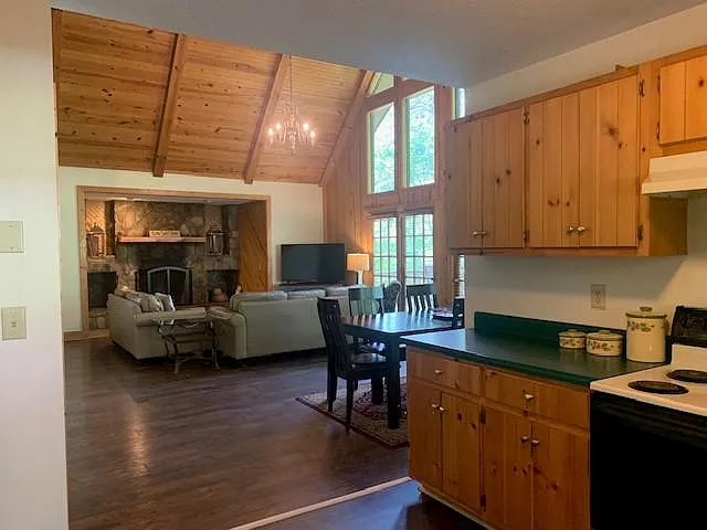 4 bed, 2532 sqft, $2,700 — Photo 3
