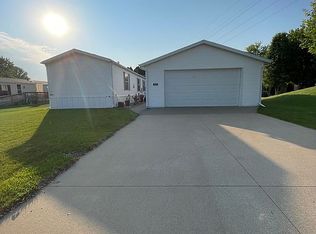 3800 Sunlight Rdg, Dubuque, IA 52001