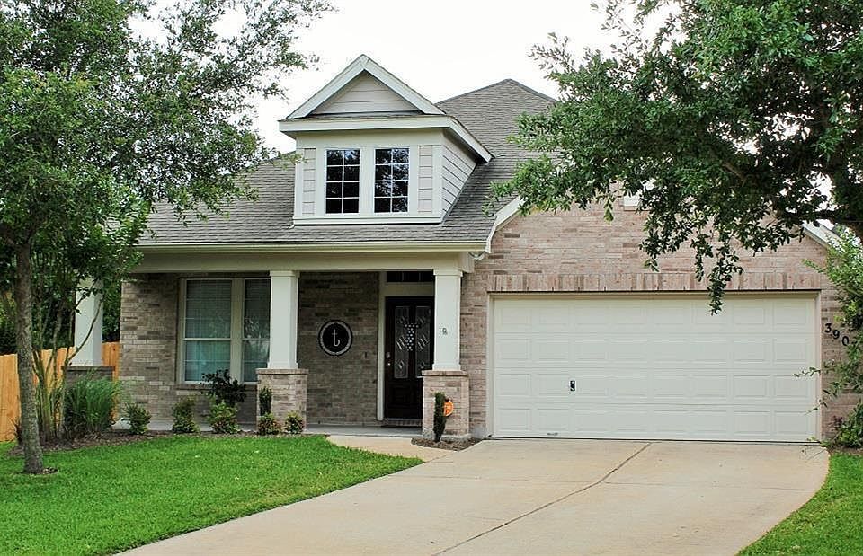 Beautiful David Weekly Eisenhower Model located on a corner, cul-de-sac lot
