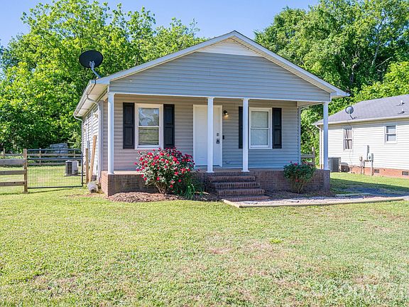 3rd image of 807 Willow Ln