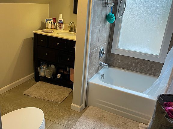 4th image of 810 Giles Rd