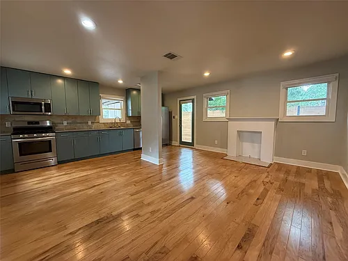 2105 Kinney Ave #B Photo 1
