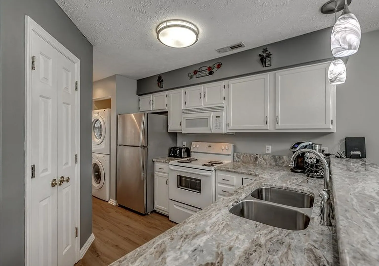 Lovely, Furnished Two- Bedroom, Two-Bath Condo in River Oaks Available Soon! — Photo 3