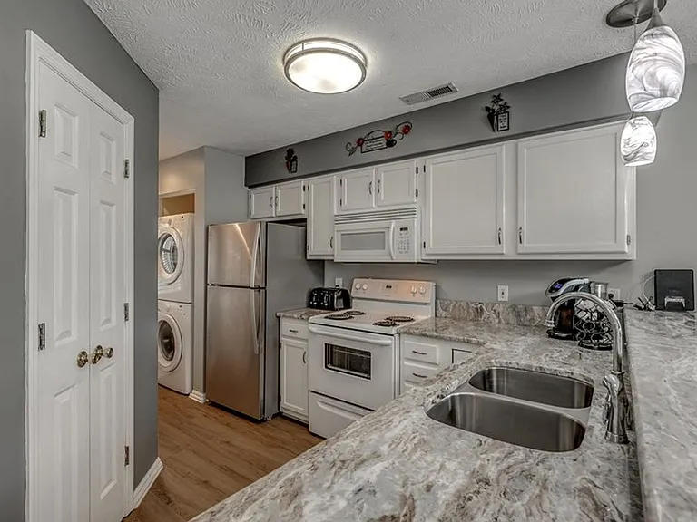 549 White River Dr #14G — Photo 3