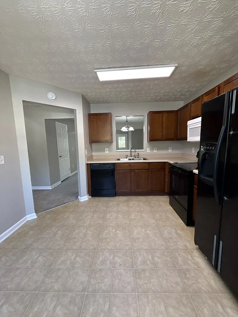 Beautiful 3 Bed/2.5 Bath House in Hampton! — Photo 4