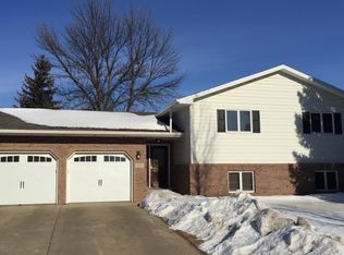 821 18th Ave NE, Aberdeen City, SD 57401