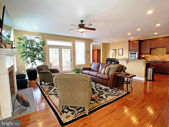 3rd image of 140 Hillborn Dr