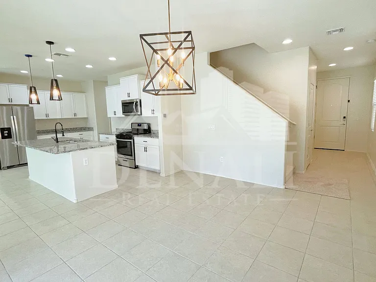 866 E Artesia Pl — Photo 5