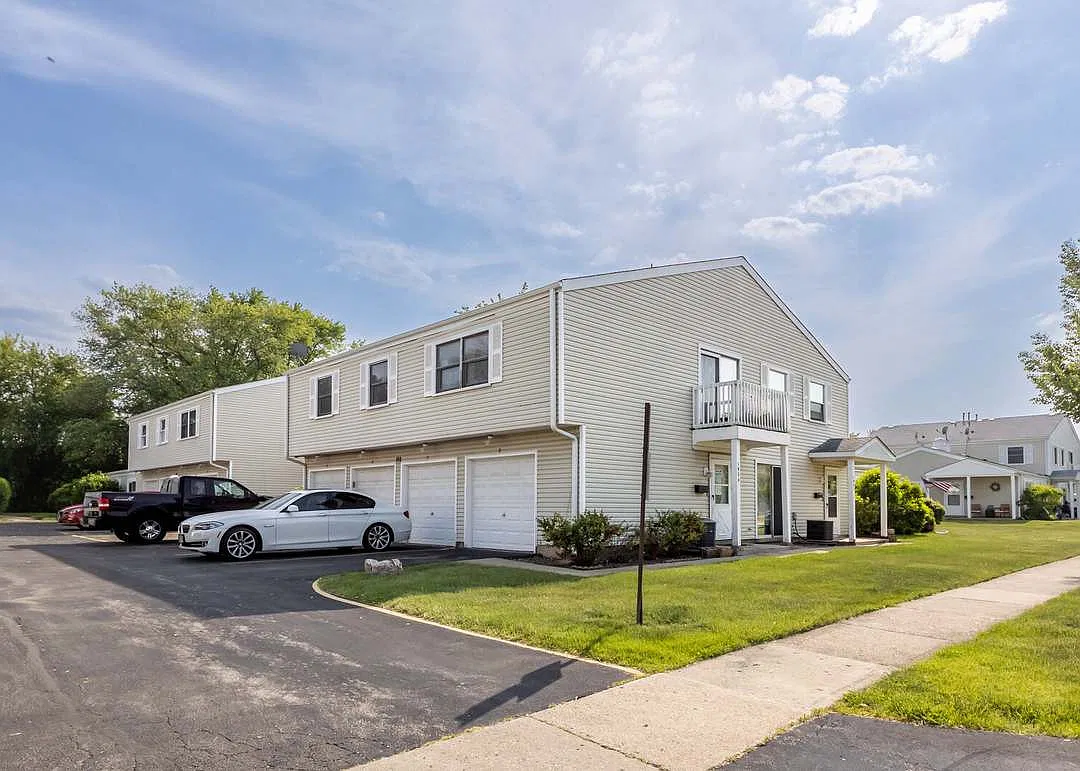 3 bed, 1000 sqft, $2,500 — Photo 1
