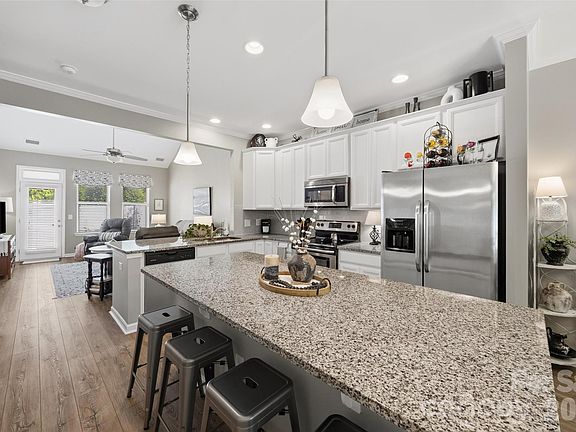 4th image of 108 Park View Dr