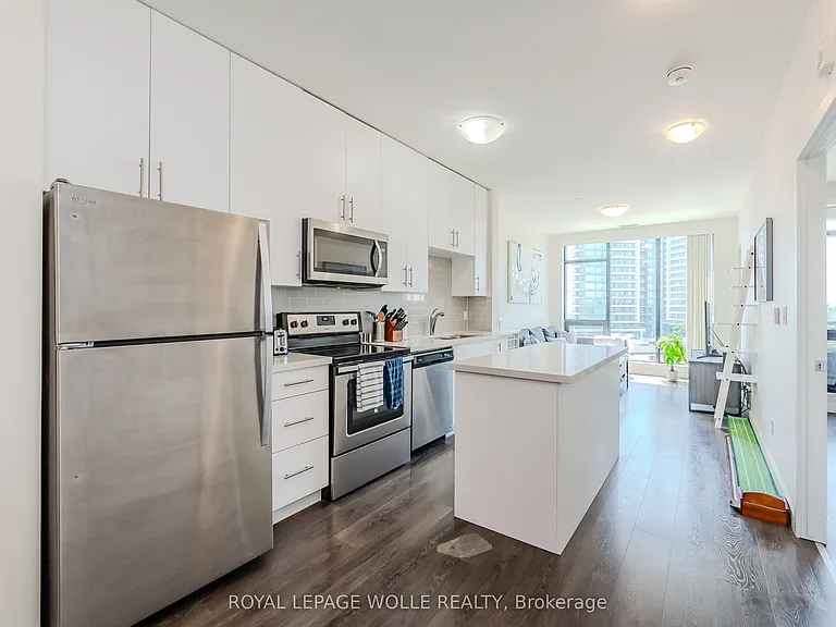 690 King St W #610 — Photo 6