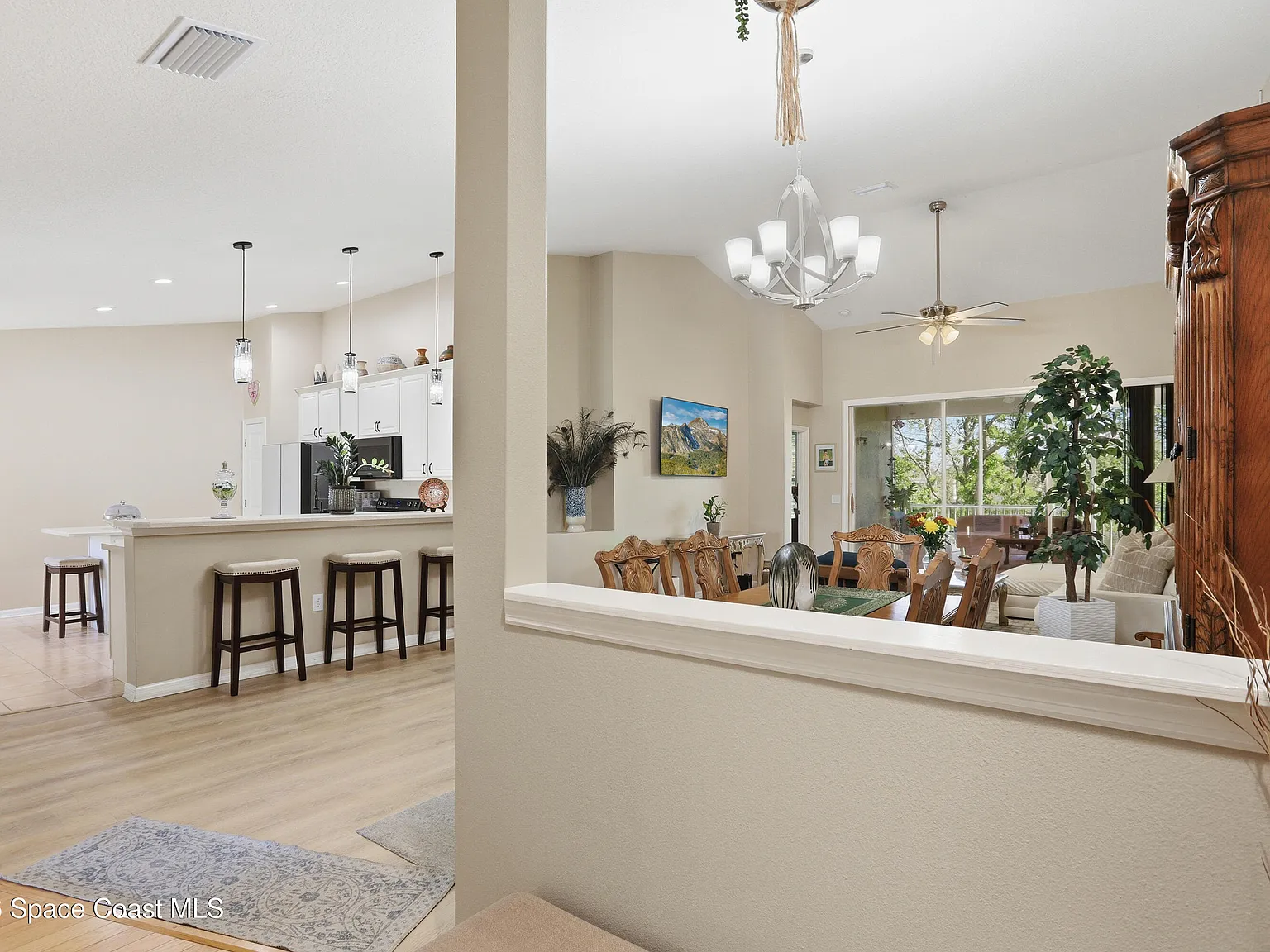 3 bed, 2.0 bath, 1811 sqft, $2,600 — Photo 4