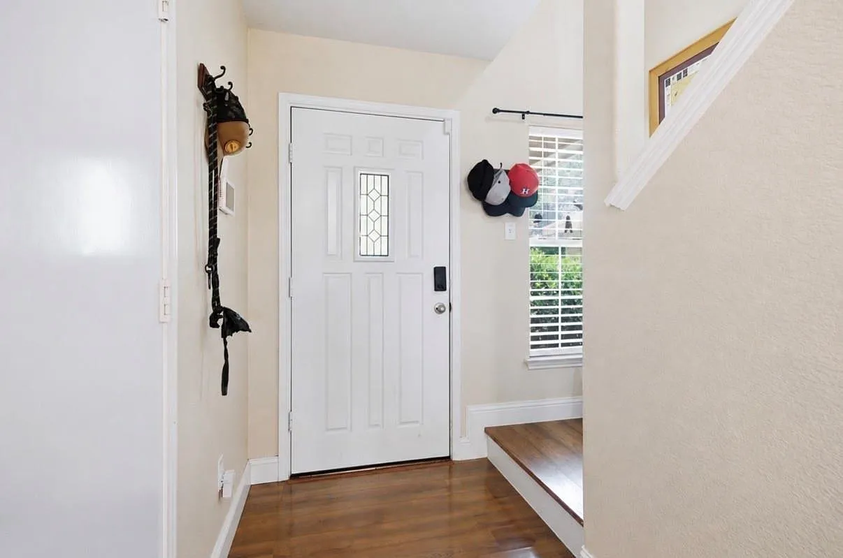 4 bed, 3.0 bath, 2088 sqft, $2,300 — Photo 3