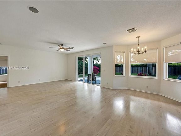 5th image of 4202 Bahia Isle Cir