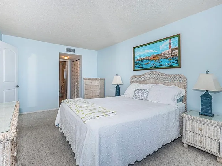 4750 Cove Cir #304 — Photo 2