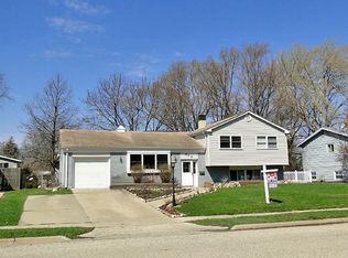 672 Nottingham Ln, Crystal Lake, IL 60014