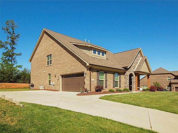 3rd image of 40 Silver Maple Dr
