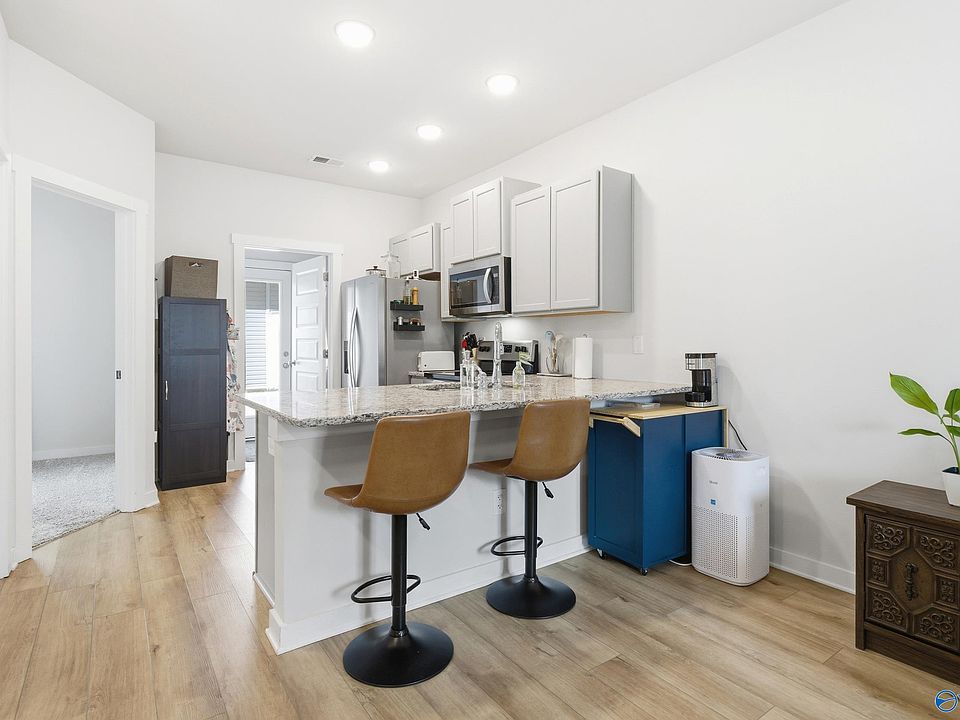 1st image of 409 Falls Pointe SW