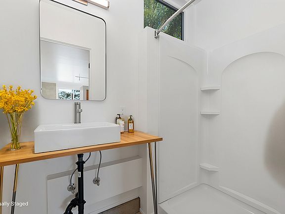 5th image of 2029 Albatross St