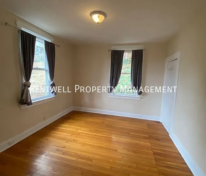 2083 Plainview Ave — Photo 10