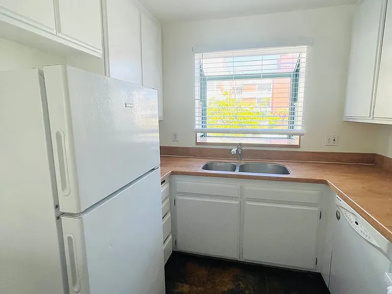 875 S B St — Photo 2