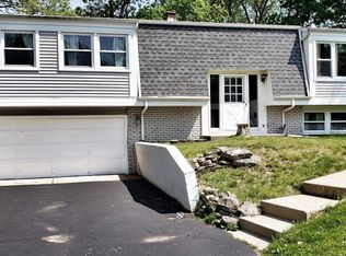 111 Briarwood Ave, Carpentersville, IL 60110