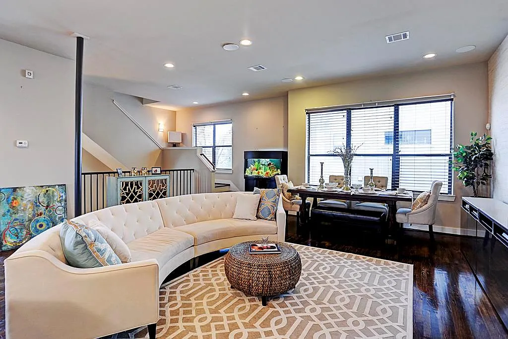 3 bed, 3.5 bath, 2452 sqft, $3,000 — Photo 4