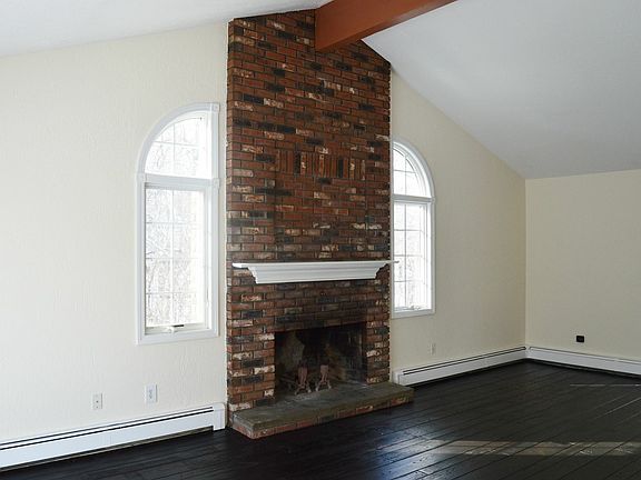Fireplaced Living room