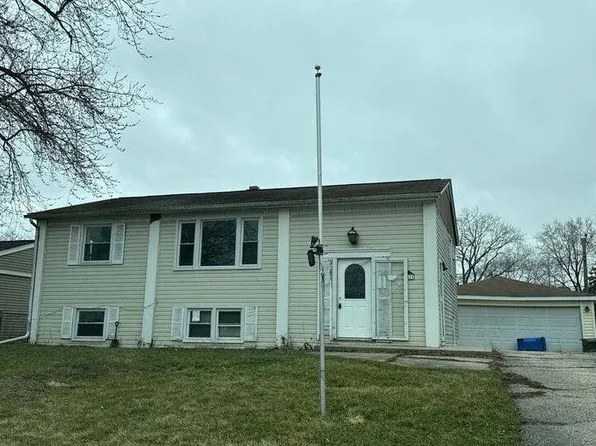 142 Adobe Cir, Carpentersville, IL 60110